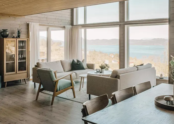 Dom wakacyjny 4 Bedroom Amazing In Skånevik